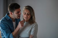 Cómo la inseguridad puede sofocar y dañar a la pareja