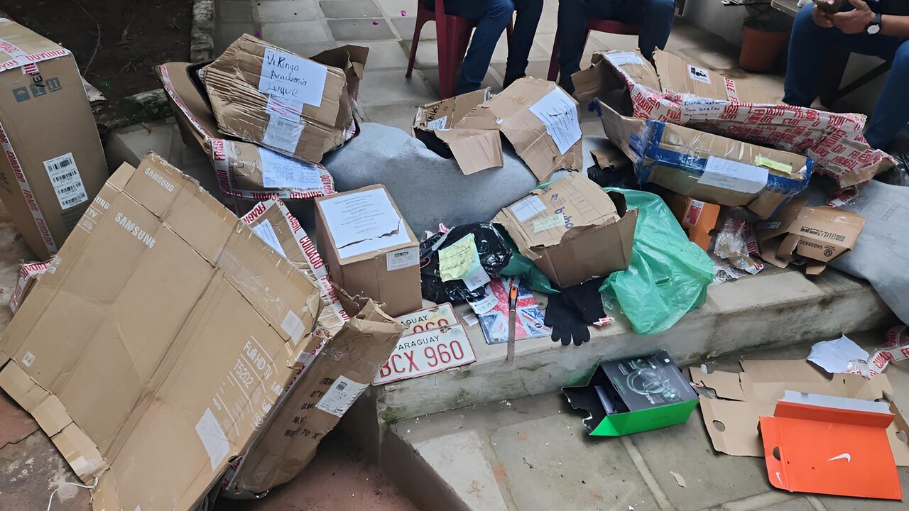 En una zona boscosa, los agentes localizaron cajas con documentos de la empresa afectada.