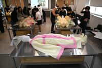 La última soledad: jóvenes se forman para boom funerario