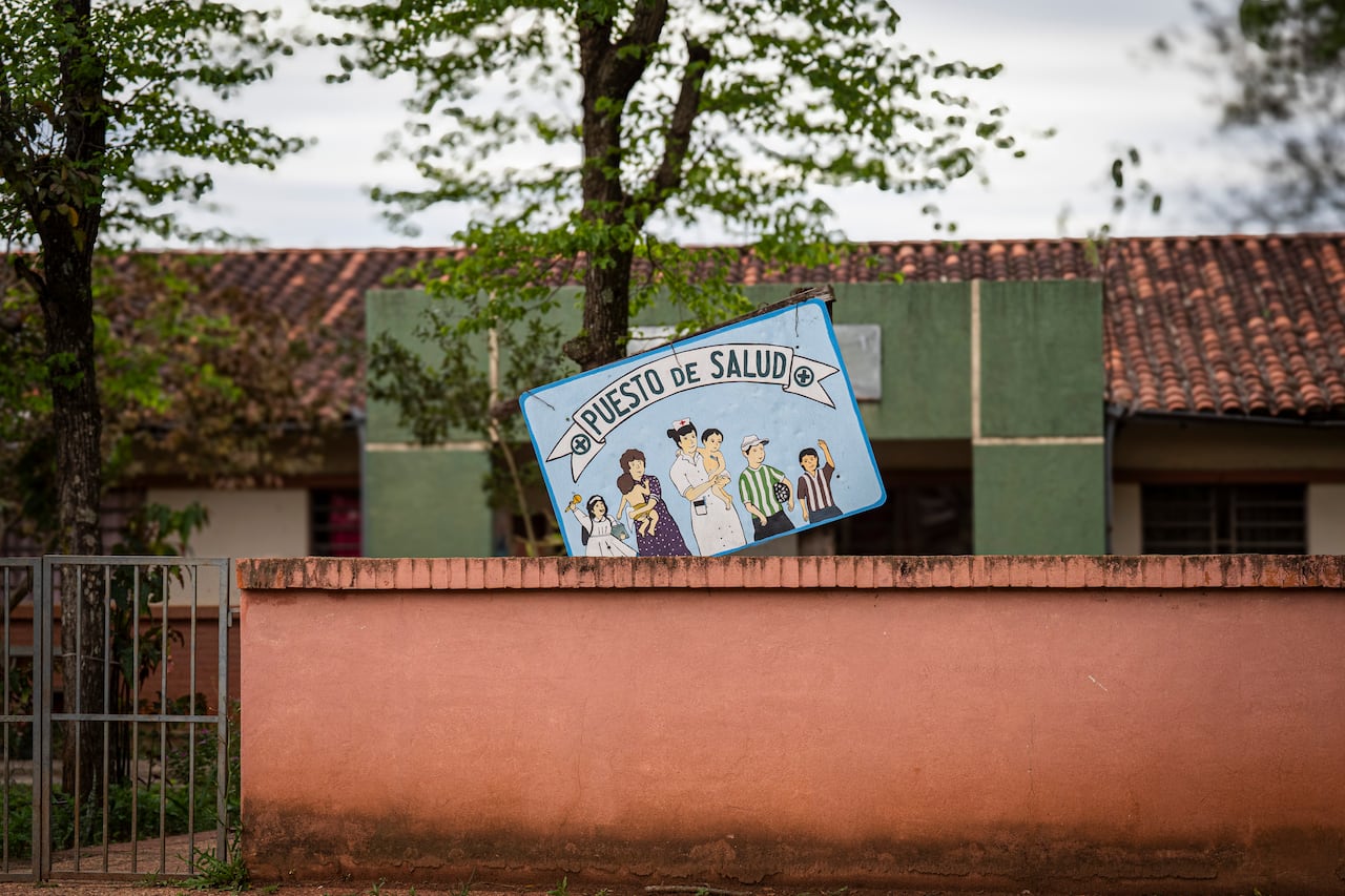 El cartel del Centro de Salud de Tañarandy que también había sido pintado por Thompson, fallecido en 2006.
