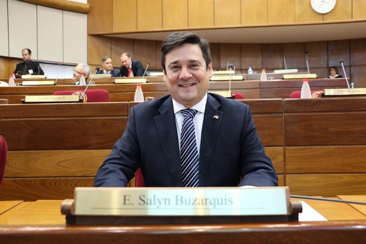 El senadorEnrique Salyn Buzarquisexpresó su preocupación por el manejo presupuestario del sistema de salud.