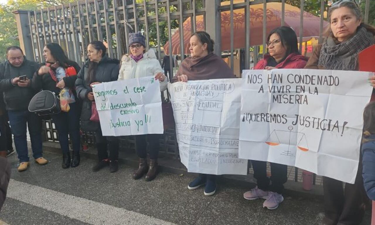 Docentes protestaron días atrás mencionando que también fueron víctimas de este esquema.