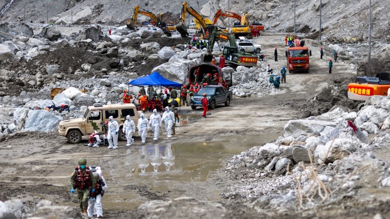 Defensa civil de China trabaja en la zona de devastación en la ciudad fronteriza chian Gyirong, cerca de Nepal, afectada por el deslave del pasado 26 de agosto.