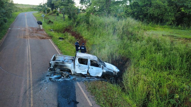 Estado en que fue encontrada la camioneta en la localidad de Pindoyu, distrito de San Pedro del Paraná, dos horas después de haber sido robada en Encarnación.