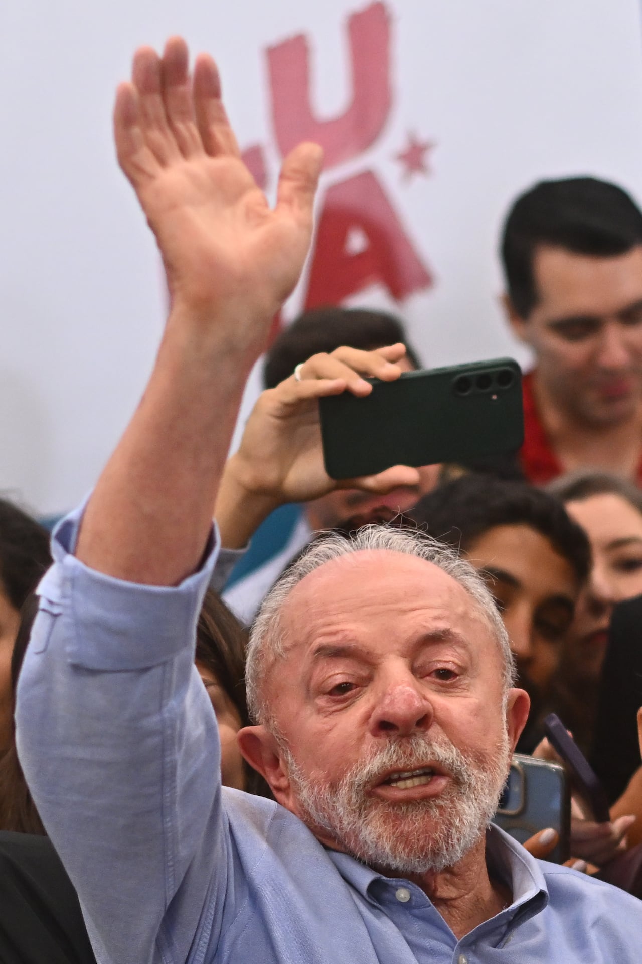 El presidente de Brasil y candidato a la reelección, Luiz Inácio Lula da Silva, habla durante una reunión conjunta con la bancada del Partido de los Trabajadores (PT), en Brasilia (Brasil).