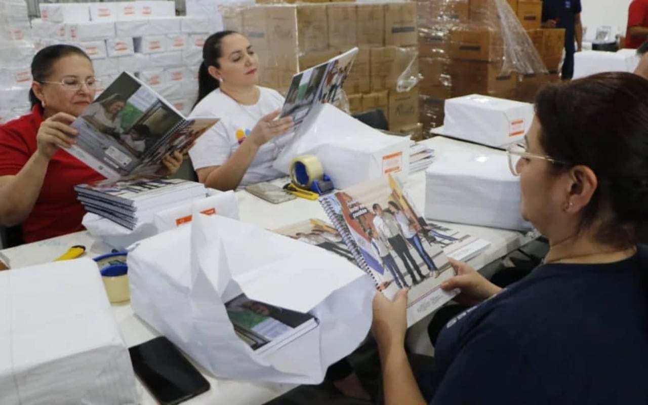 El 27 de febrero fue fijado como el Día Nacional de Entrega de Kits Escolares, fecha en la que seespera que la cobertura alcance a todo el país.