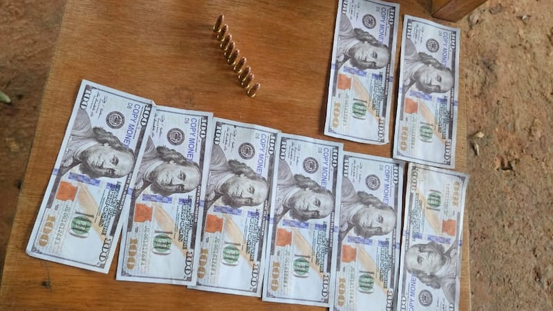 Los billetes falsos y los cartuchos quedaron a disposición del Ministerio Público.