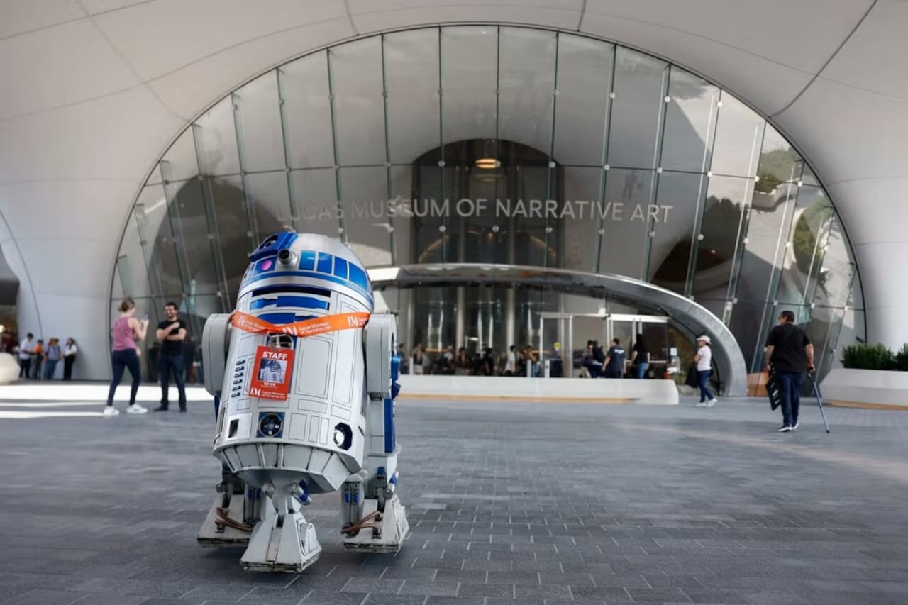 Un droide R2-D2 se encuentra en la entrada del museo.