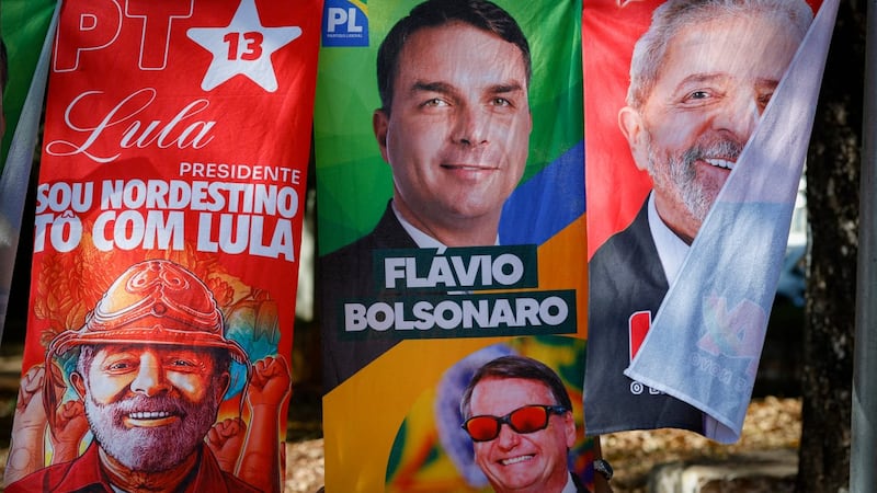 Banderas y toallas con los candidatos presidenciales. El aspirante de derecha y actual senador, Flávio Bolsonaro, crece en las encuestas de intención de votos para la primera vuelta del 4 de octubre próximo. (AFP)