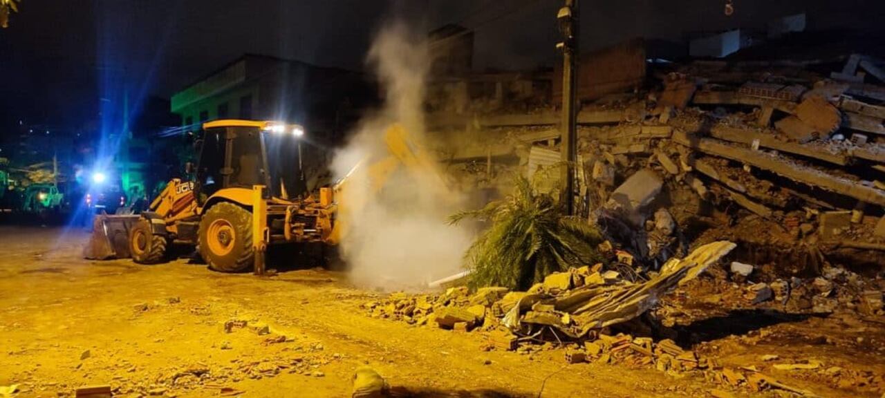 Una primera fase para el despeje de los escombros se realiza con una máquina excavadora.