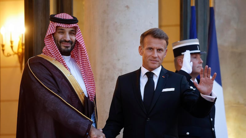 El presidente francés, Emmanuel Macron, y el príncipe heredero saudí, Mohamed bin Salmán, en el palacio presidencial de Francia, en París.