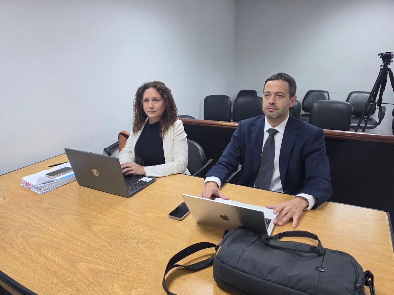 Los fiscales Luz Guerrero y Francisco Cabrera, en la sala de juicio oral del Palacio de Justicia de Asunción.