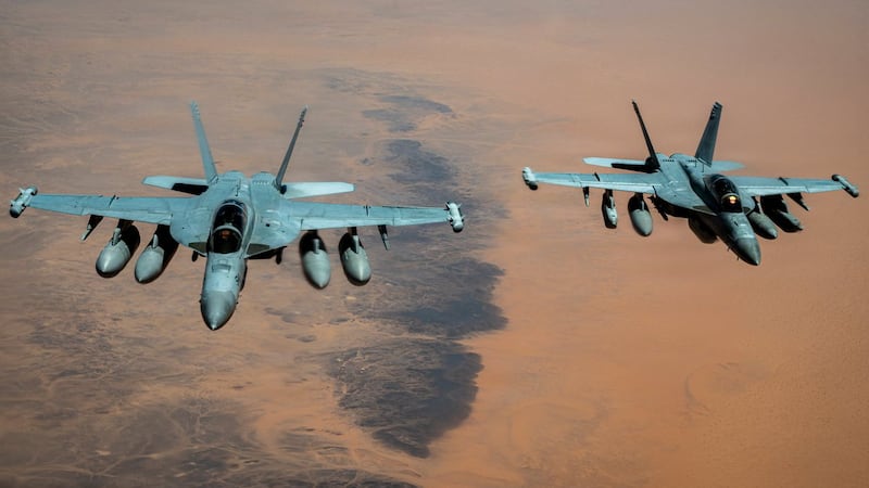 Aviones de guerra electrónica E/A-18G de la Marina de EE.UU. patrullan los cielos sobre Oriente Medio mientras EE.UU. continúa haciendo cumplir el bloqueo contra Irán. (centcom)