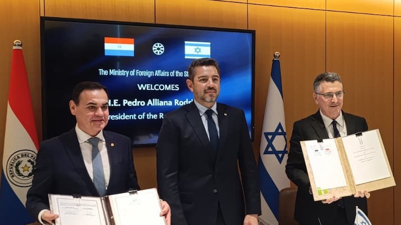 El vicepresidente paraguayo, Pedro Alliana (C), el canciller paraguayo, Rubén Ramírez (i) y el ministro de Exteriores de Israel, Gideon Saar, en la sede la cancillería israelí. (foto: red X de la vicepresidencia de Paraguay)