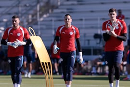 Se viene el debut y la incógnita es ¿quién atajará en el arco albirrojo?