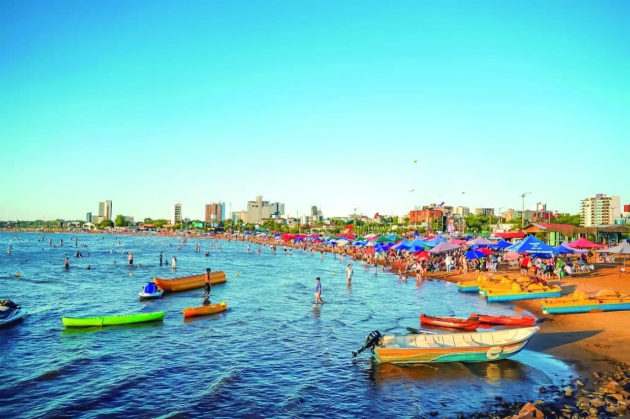 Turistas y locales llenan de vida la arena de la costa encarnacena.