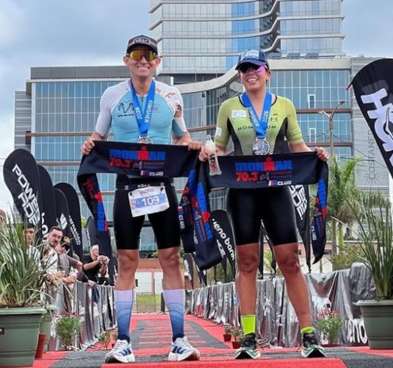 Los atletas compatriotas Alfredo Ramírez Pinho y Susana Guillén Rodríguez, se consagraron campeones en sus respectivas categorías en la competencia Ironman 70.3 Encaranación, que se disputó aquí este domingo, con más de 600 participantes.