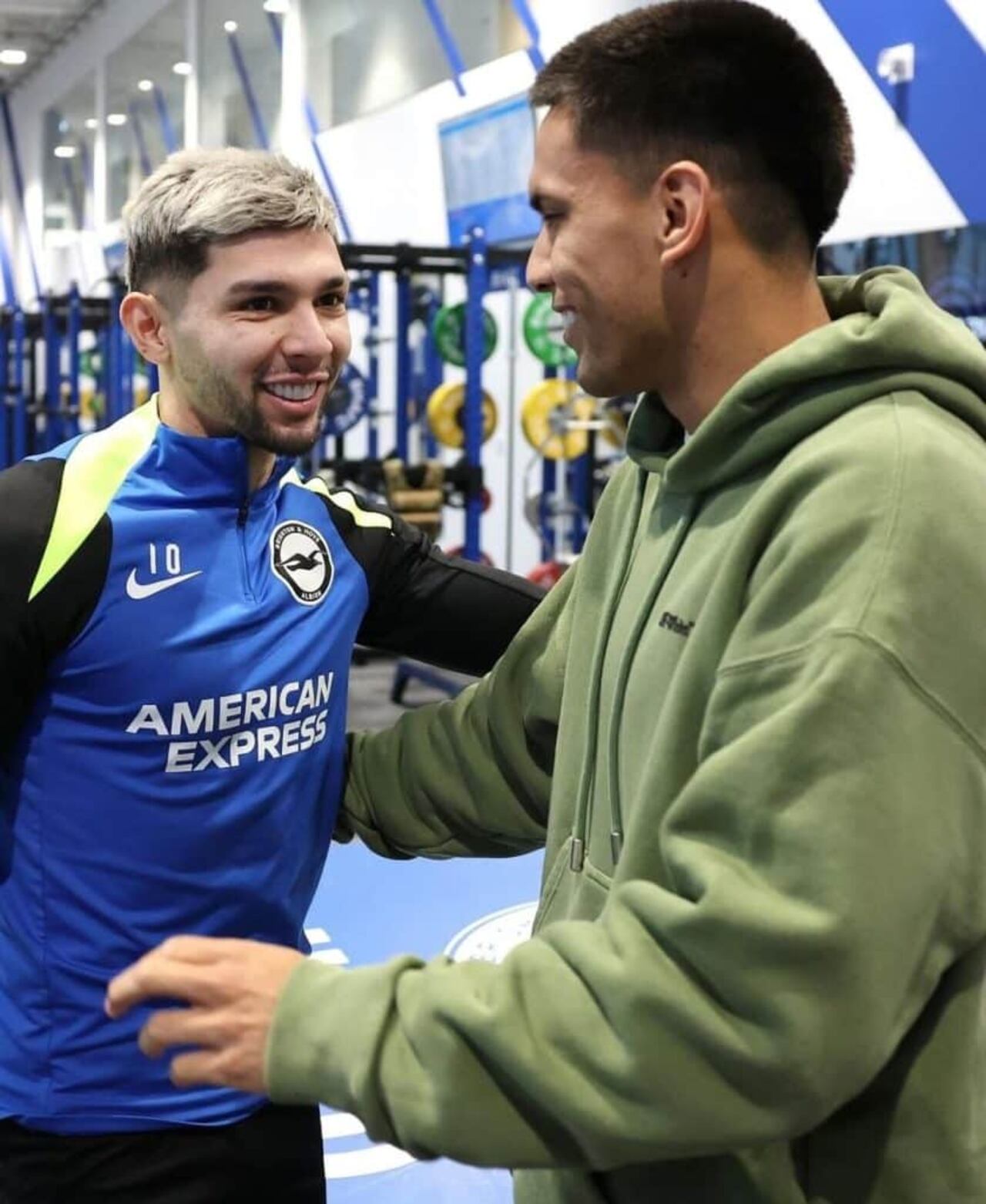 Enciso recibiendo a su amigo, Gómez, en el Brighton.