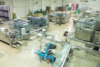 Sector industrial emplea a más de 353 mil trabajadores en el país