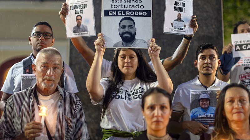 La directora de la ONG Comité por la Libertad de los Presos Políticos (CLIPP), Andreína Baduel (c), sostiene un cartel en una vigilia para orar por la liberación de los presos políticos, en Caracas (Venezuela). En las próximas negociaciones Chavismo-oposición tratarán los derechos civiles.