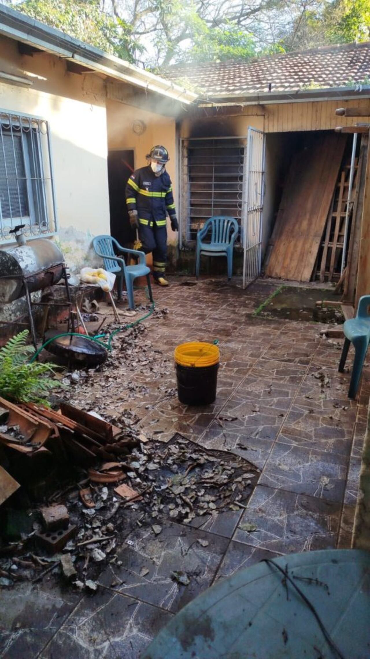 Con la intervención de bomberos voluntarios se pudo sofocar el fuego e impedir que se expanda.