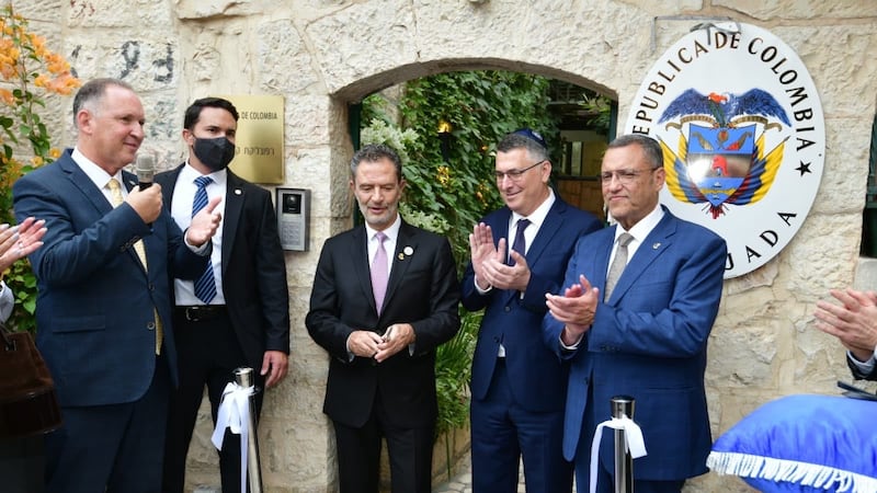 Los ministros de Exteriores de Israel, Gideon Sa'ar (2d), y de Colombia, Omar Bula Escobar (3i), inauguraron ayer la embajada del país americano en Jerusalén, 46 años después de sacarla de la ciudad, como parte del giro que se está produciendo en Latinoamérica con los triunfos de candidatos conservadores en varios países.