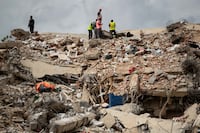 Venezuela remueve escombros y llora a sus muertos a dos semanas del sismo