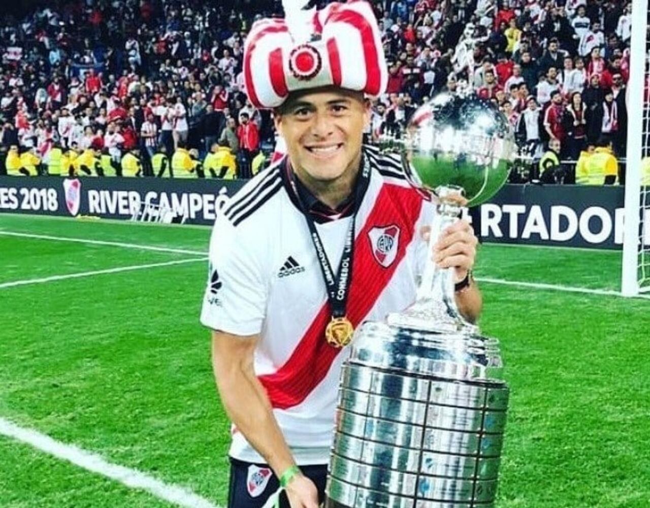 Jorge Moreira con la Copa Libertadores en Madrid.
