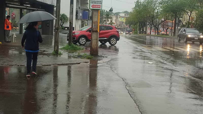 Las lluvias continuarán durante el fin de semana en Encarnación. Servicios de emergencia se mantienen en alerta.