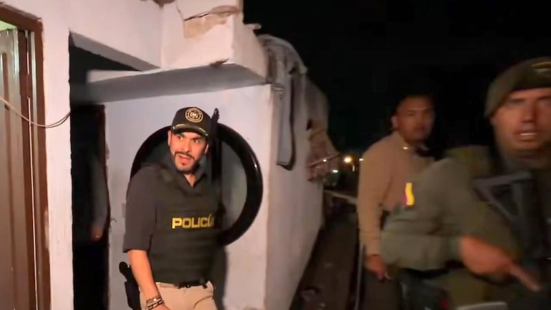 Captura de video tomado de la cuenta oficial en X del presidente de Colombia, Abelardo de la Espriella durante un operativo realizado con la Policía en Cali (Colombia).