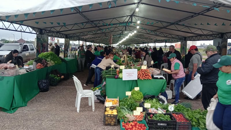 Gran concurrencia de compradores se pudo observar en la feria “Consuma lo que Itapúa produce” organizado por el ministerio de agricultura y ganadería (MAG) a través de la Dirección de Extensión Agraria (DEAg).