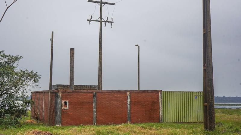 La imagen es elocuente, una de las estaciones de bombeo que debería expulsar las aguas negras en estado de abandono. Ni siquiera está conectada al tendido eléctrico.