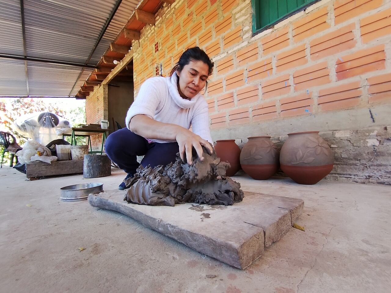 Sandra y su familia modelaron incansablemente el barro, hoy, convertido en un galardón.