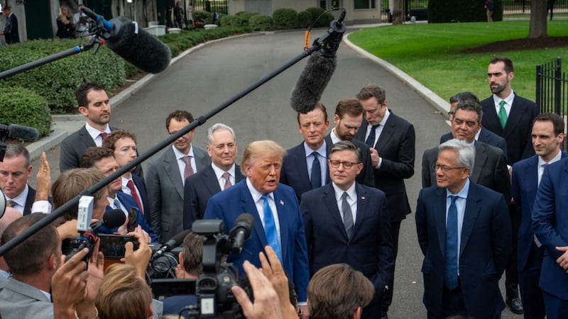 El presidente de Estados Unidos, Donald Trump (c) acompañados de los directores ejecutivos de las tecnológicas de IA, en la Casa Blanca.