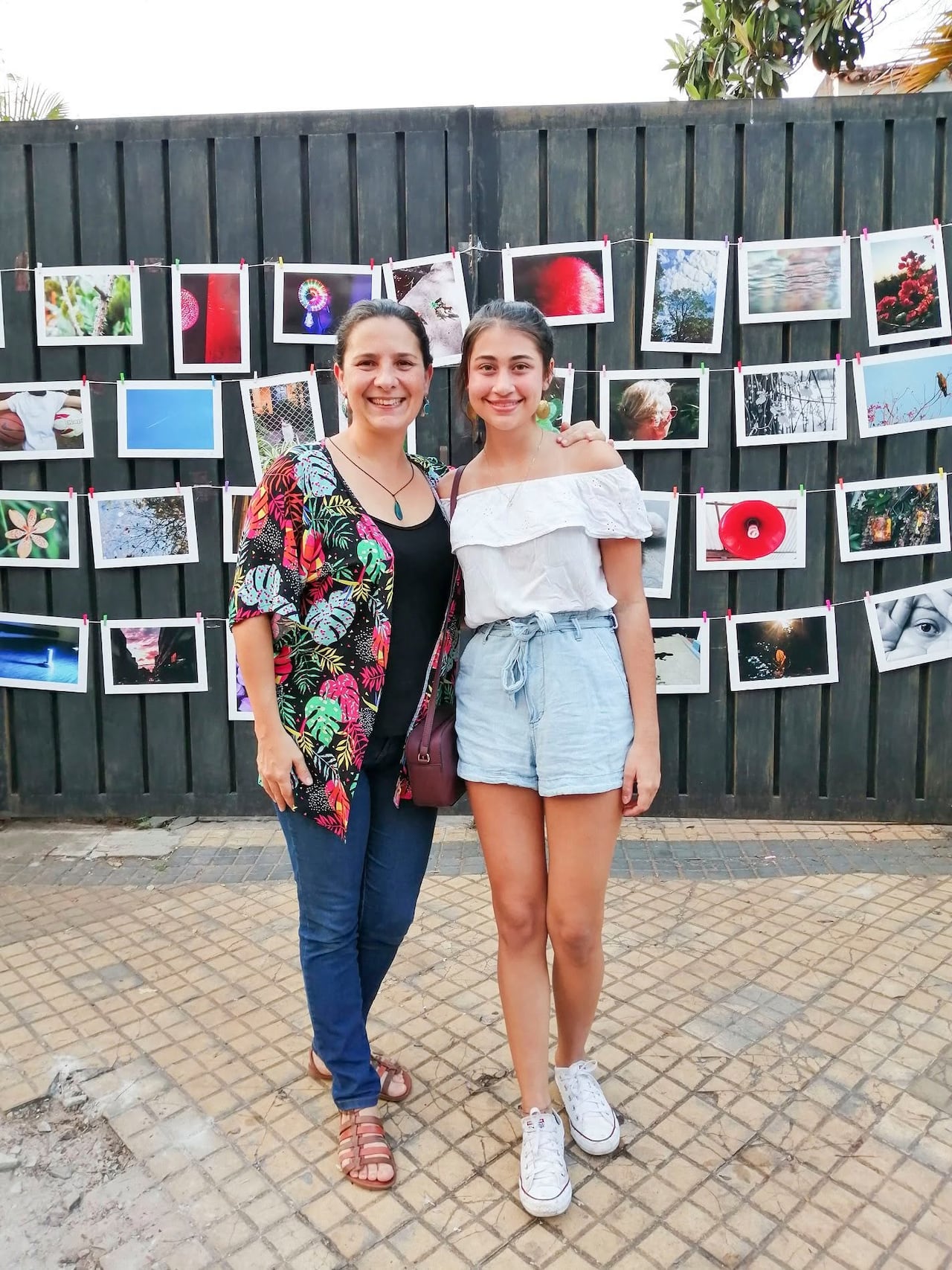 Misión cumplida. La satisfacción de enseñar a mirar, reflejada en la sonrisa de Leo, al lado de una de sus alumnas en la exposición final de uno de los talleres.