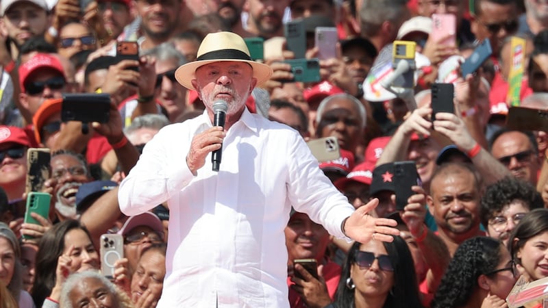 El presidente de Brasil, Luiz Inácio Lula da Silva, habla durante el lanzamiento de campaña para su reelección, con el foco puesto en el combate a la violencia de género y al crimen organizado y la promesa de continuar con los programas sociales, en el Estadio Primero de Mayo en São Bernardo do Campo (Brasil).