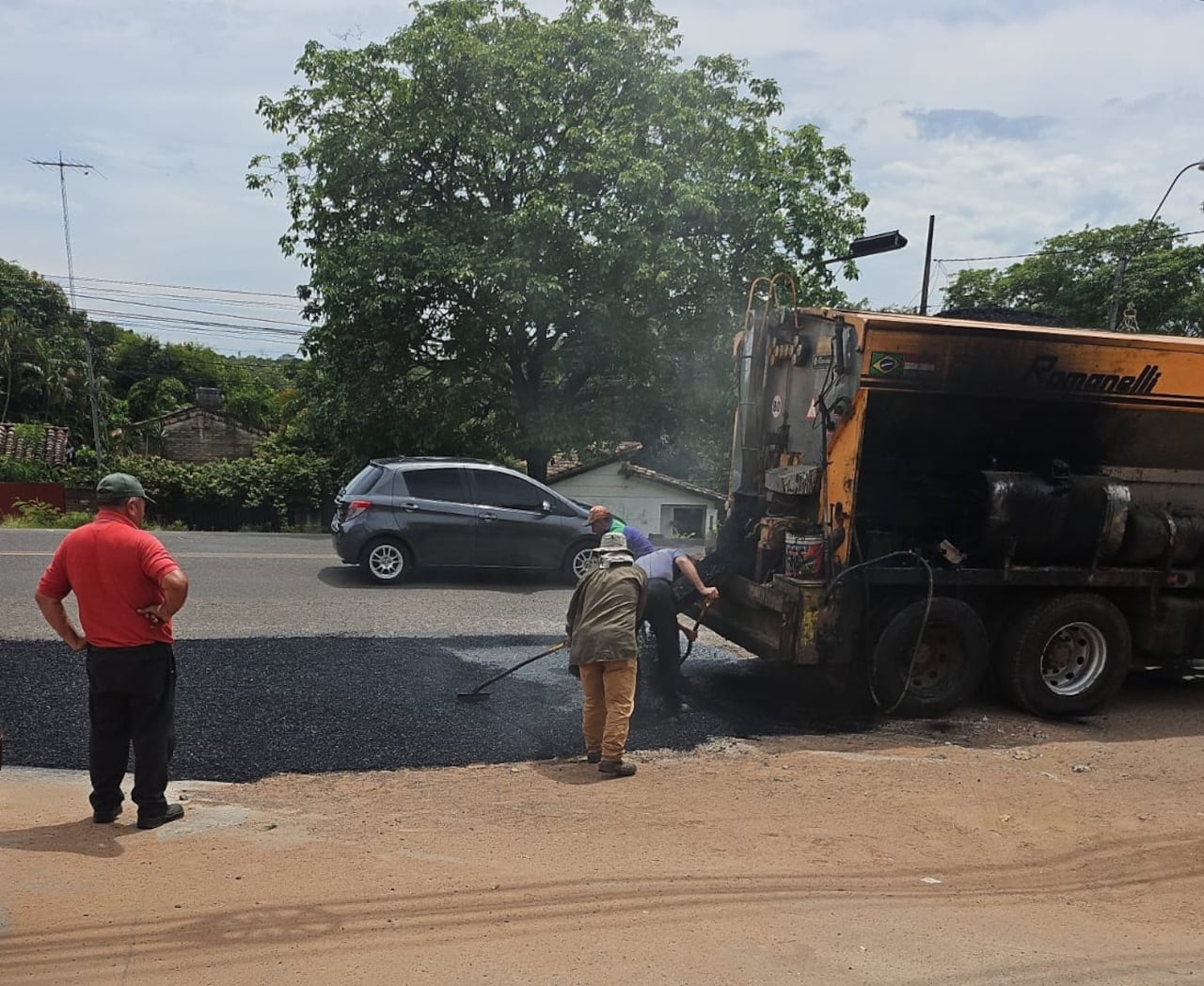 Las cuadrillas del MOPC realizan bacheo y regularización asfáltica.