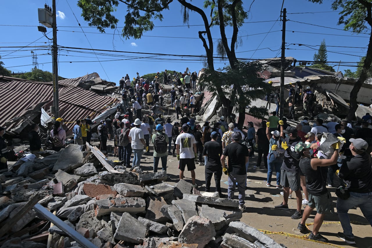 Rescatistas buscan a sobrevivientes en Cali, Colombia, azotada por el sismo de 7,4 ayer.