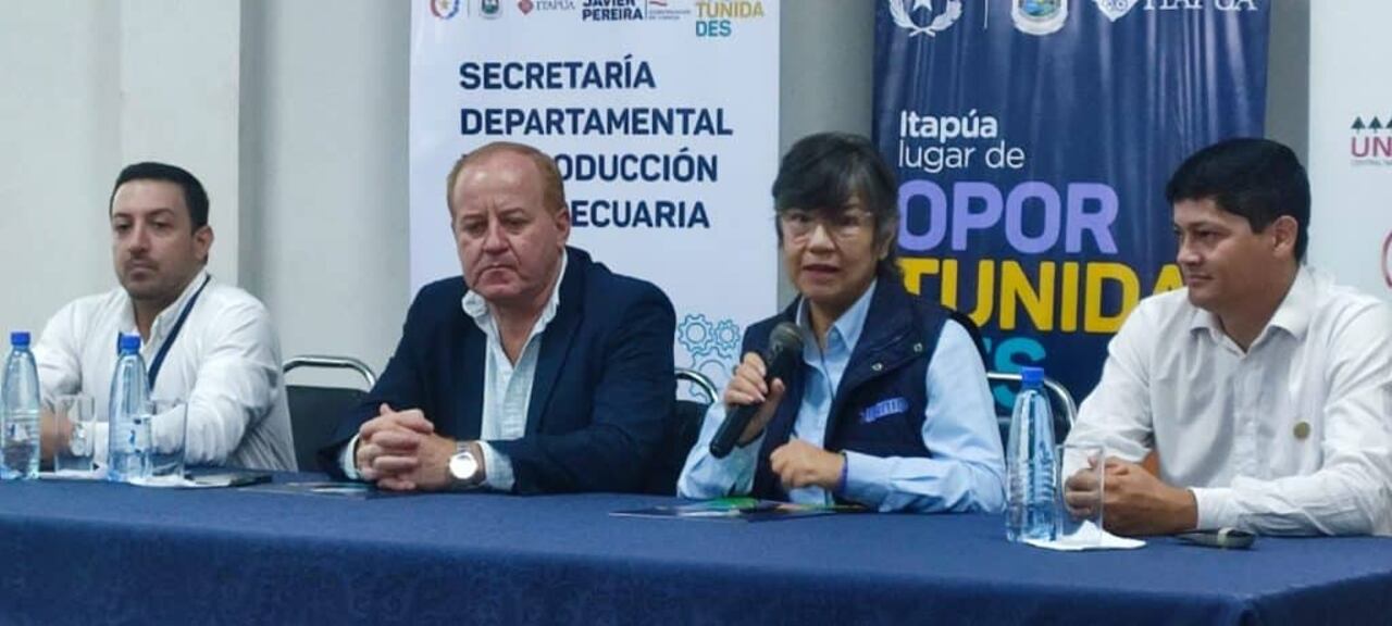 Ing. Estela Ojeda, da detalles del programa. Acompañan Gabriel Paniagua, secretario de Producción; Javier Pereira, Gobernador de Itapúa, y Milciades Martínez, técnico del INBIO.