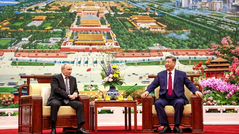 El presidente de Rusia, Vladimir Putin (i) y el mandatario chino, Xi Jinping, en Kirguistán, en Pekín, China. (archivo)