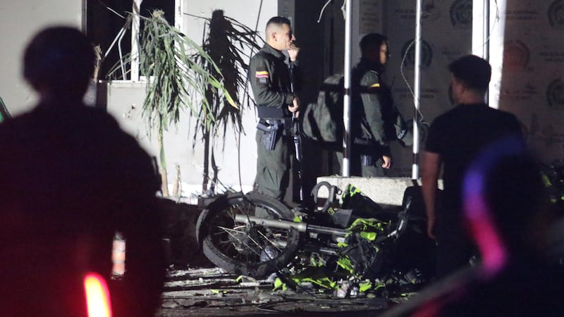 Policías e investigadores inspeccionan la estación de policía luego de que un coche bomba fuera detonado la noche en Los Patios (Colombia). El atentado dejó en llamas la estación policial y provocó el pánico entre los habitantes del sector, según constató EFE en la zona, que quedó sin luz tras el ataque.