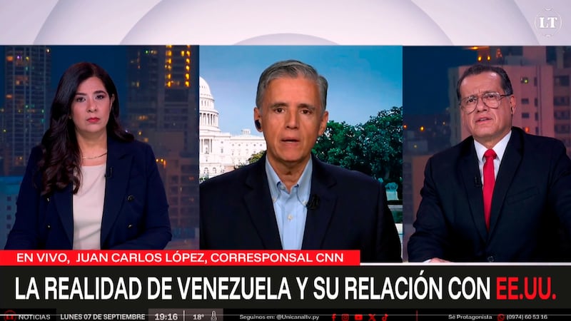 El periodista y presentador de CNN, Juan Carlos López junto a los presentadores de LT Noticias de Unicanal, Cristina Maciel y Carlos Peralta (d).