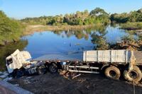 Chofer muere tras caer con su camión al río Aguaray, en el Chaco