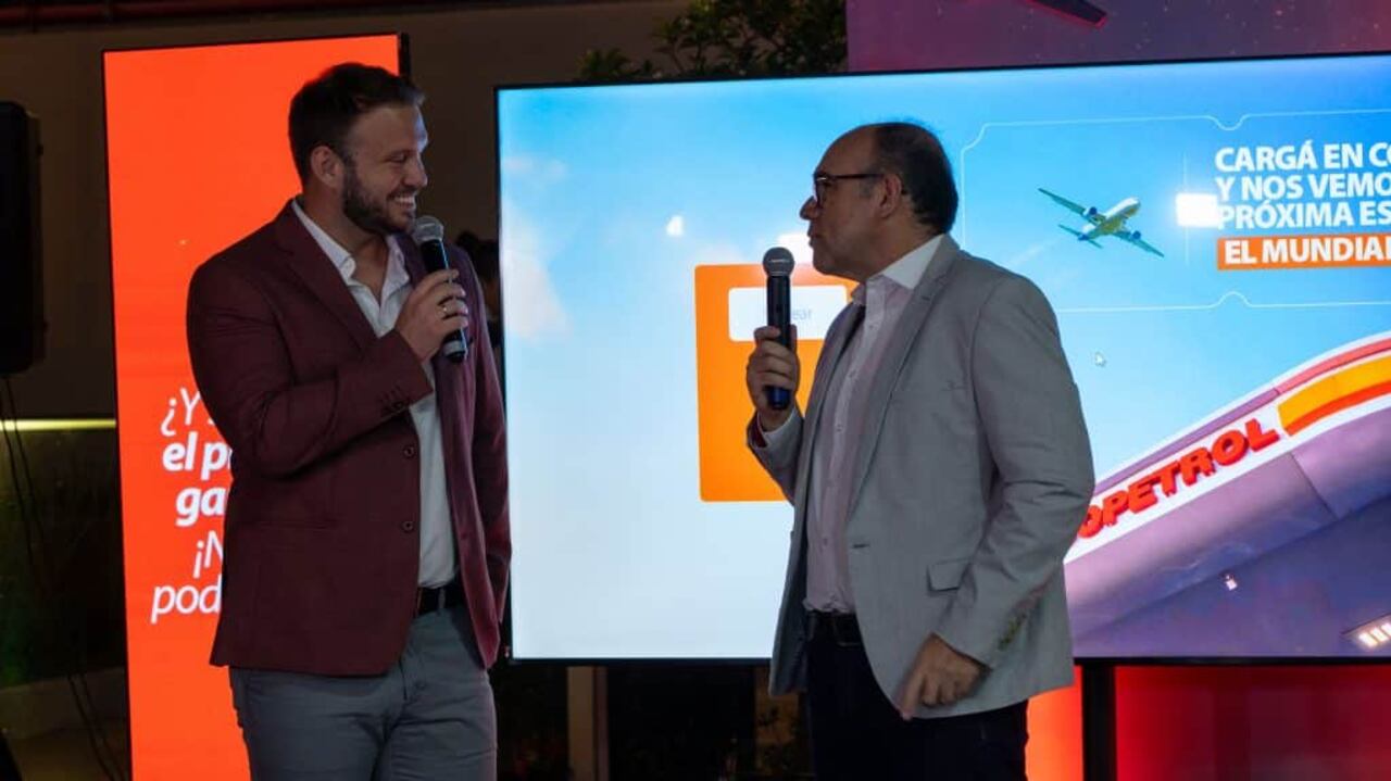 Edwin Storrer y Jorge Cáceres, realizando el sorteo.