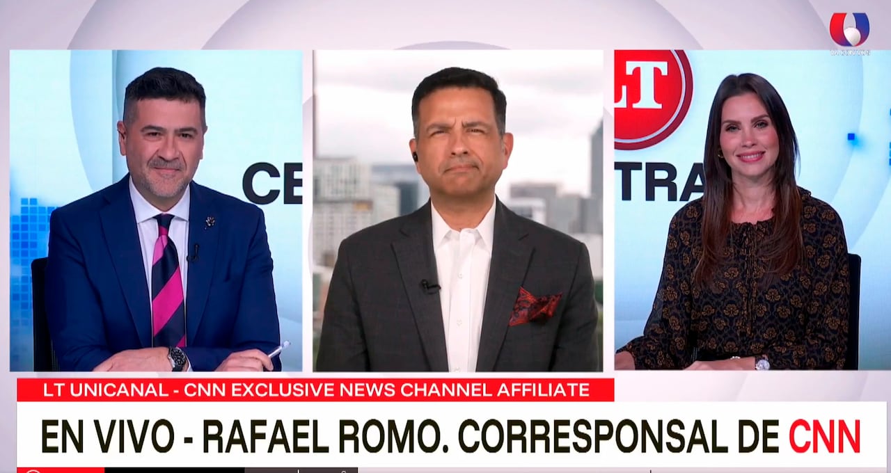 Los presentadores de Unicanal, Roberto Pérez (i) y Mercedes Almada dieron la bienvenida a la alianza con CNN con un contacto en vivo con el presentador Rafael Romo (c)