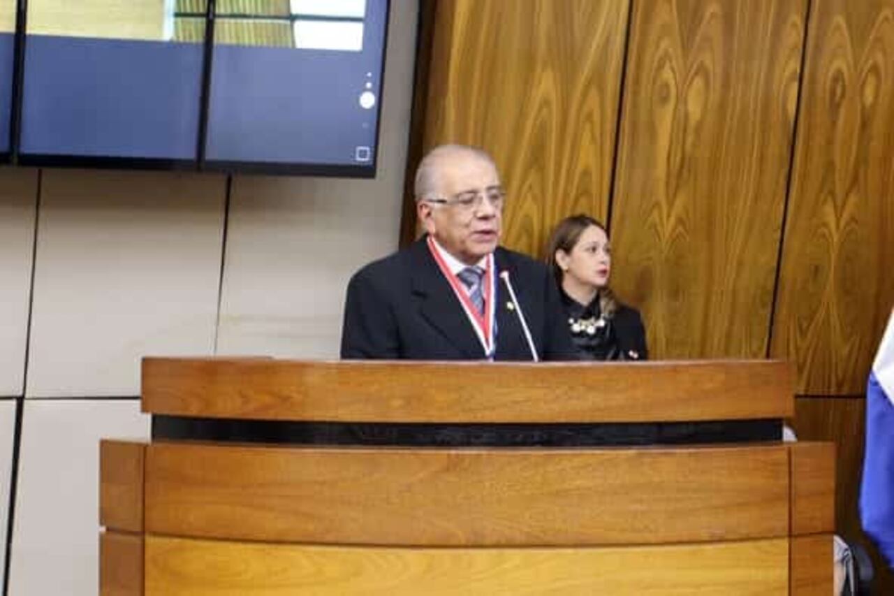 Alberto Vázquez, periodista condecorado con la Orden Nacional al Mérito Comuneros, máxima distinción otorgada por la Cámara de Diputados.