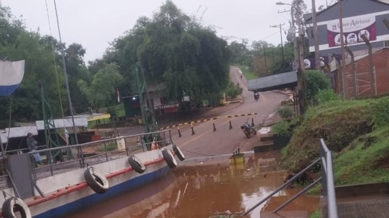 Puerto Triunfo, ubicado en el distrito de Natalio, es uno de los de mayor nivel de flujo con la Argentina. Está ubicado frente a la ciudad misionera de Puerto Rico.