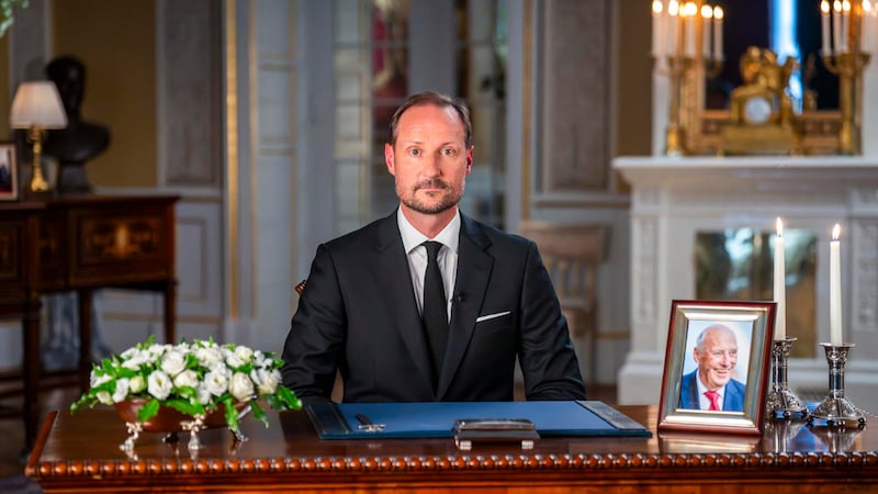 El rey Haakon VIII de Noruega pronuncia su primer discurso como monarca en el Palacio Real de Oslo, Noruega.