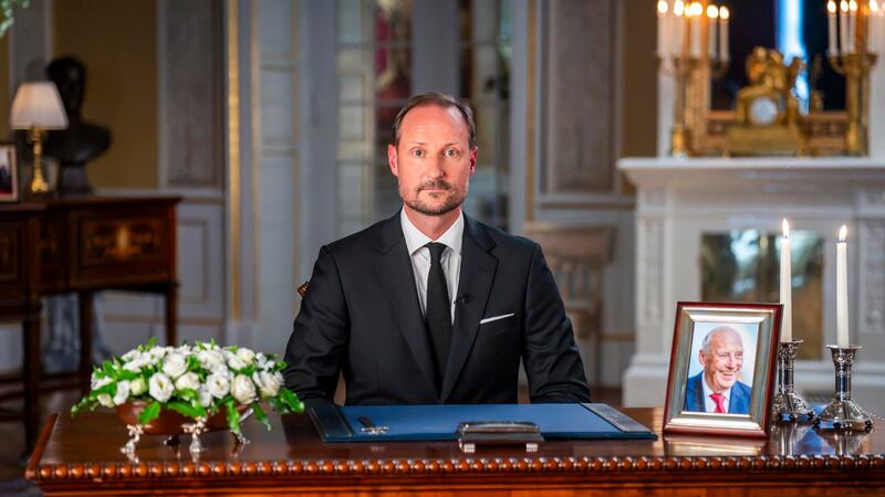 El rey Haakon VIII de Noruega pronuncia su primer discurso como monarca en el Palacio Real de Oslo, Noruega.
