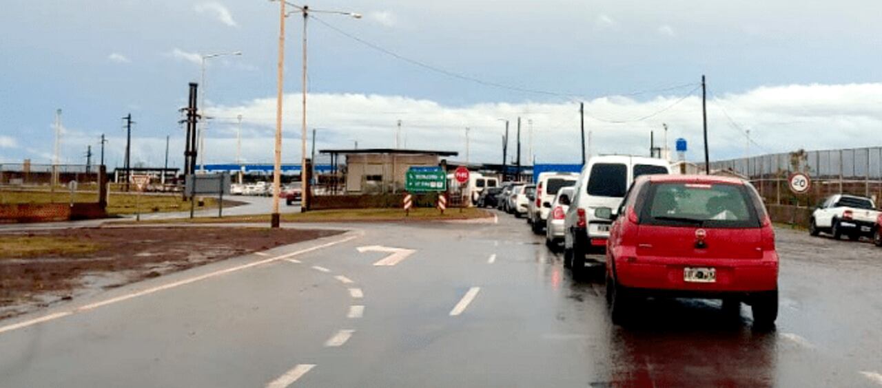 Filas de vehículos en el centro de fronteras, lado de Posadas